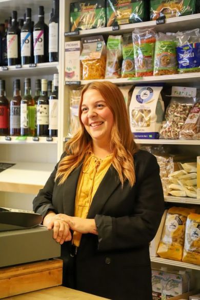 Beratung im Bioladen Salvia: Blick über die Ladentheke ins Regal